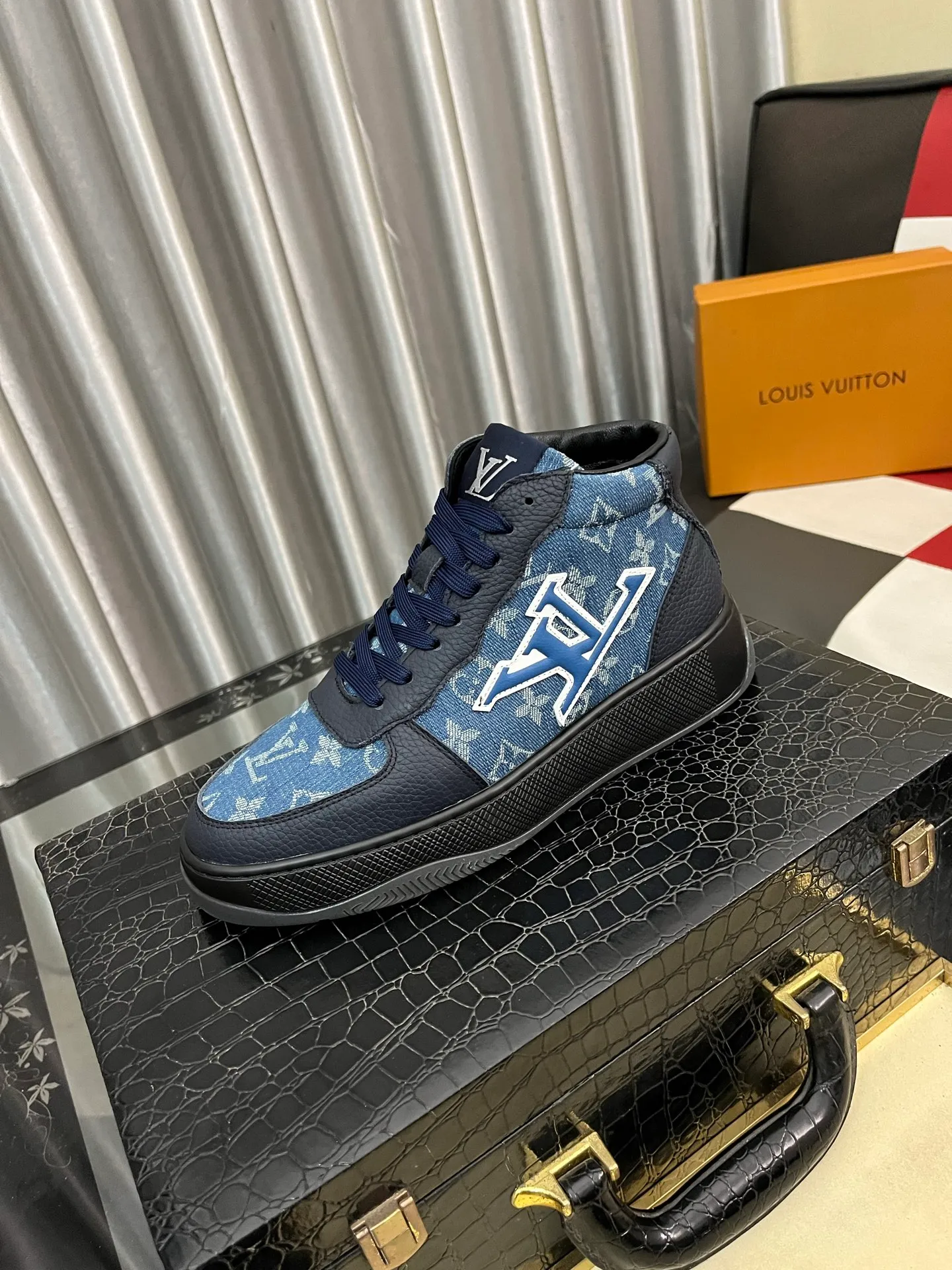 Ex-factory price: 438⌚️⌚️[LOUIS VUITTON] Same style as Louis Vuitton* official website 🚹Men's high-top casual shoes❤️Same style as popular celebrities and big names ~ Best-selling at home and abroad Lv focuses on the checkerboard series...Imported first-layer cowhide with special fabric ➕Full cotton, code number: 38-443️⃣Colors available